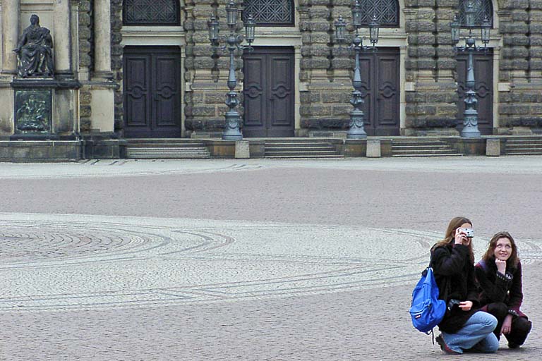 Vor der Semperoper Dresden